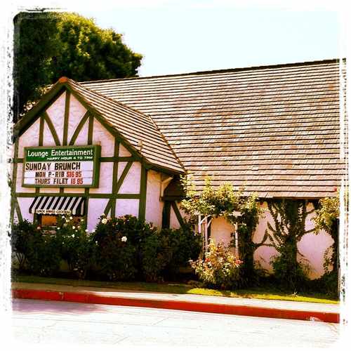 photo of The Smoke House Restaurant at 4420 Lakeside Drive Burbank CA 91505