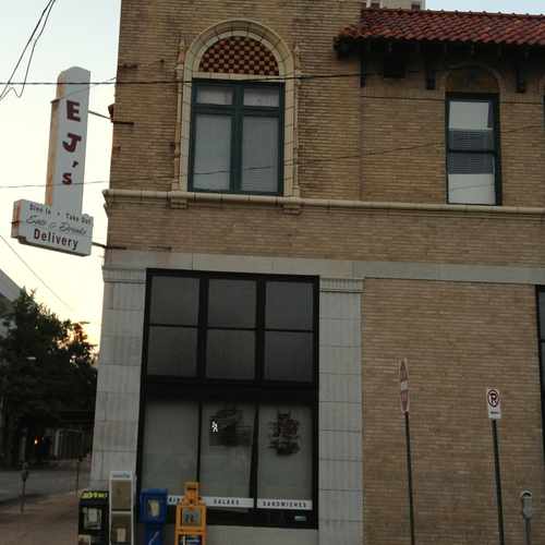 photo of E J's Eats & Drinks at 523 Center Street Little Rock AR 72201