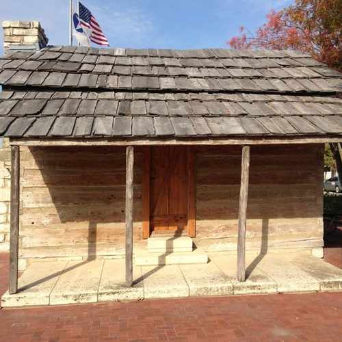 photo of The Log Cabin at 200 North 8th Street Midlothian TX 76065