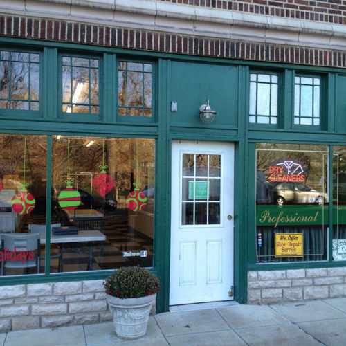 photo of Dry Cleaner & Laundromat at 700 De Mun Avenue St. Louis MO 63105