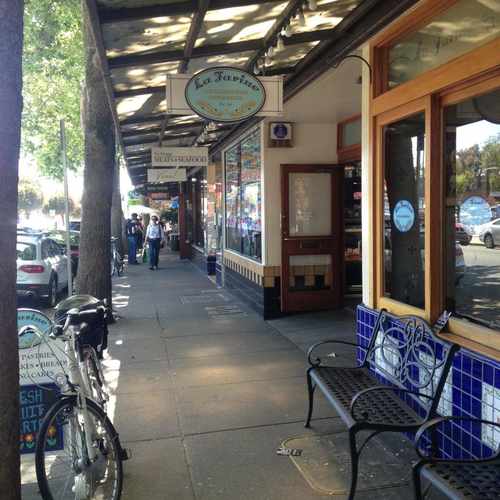 photo of La Farine Bakery at 6323 College Avenue Oakland CA 94618