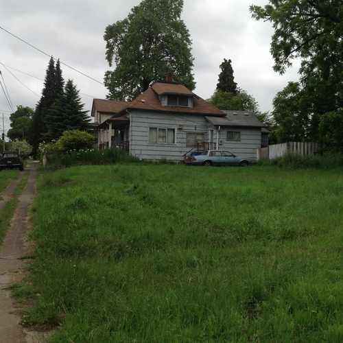 photo of Less Maintained Area Home at 814 West 24th Street Vancouver WA 98660