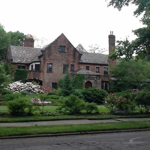 photo of Overlook And Coventry at 2749 E Overlook Rd Cleveland Heights OH 44118