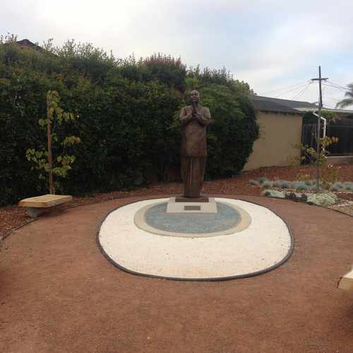 photo of Sri Chinmoy statue at 4712 Hamilton Street San Diego CA 92116