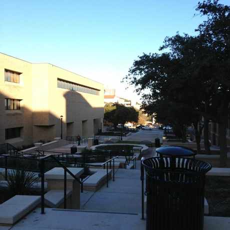 Photo of Alkek Library in San Marcos